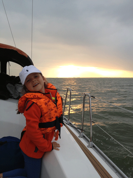 Familientraining auf dem Segelboot