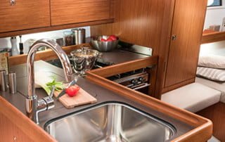 Bavaria Cruiser 34 Küche mit Kühlschrank