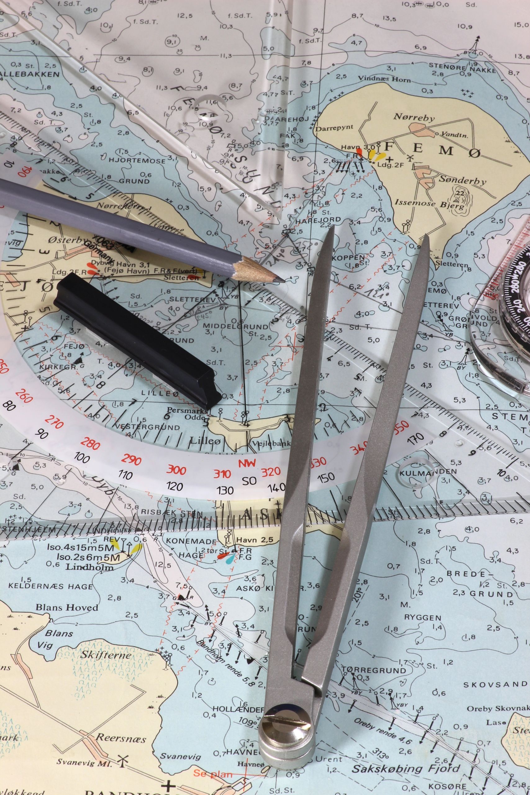 Seekarte mit Navigationsinstrumenten